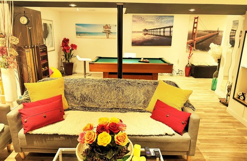 Whitby Apartment | 💫 DreamCatcher Modern Romantic Suite w/Fireplace Pool Table near Thermea Spa