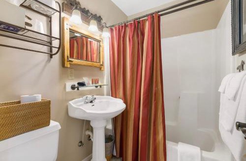 Downtown Branson Hotel | Dreams2Reality | Historic Branson Hotel - Horseshoe Room - Downtown
