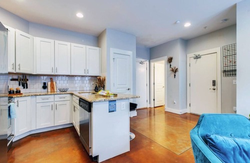 West End Condo | Dreamscape Nashville: Walk to Vanderbilt with Private 2-Car Garage
