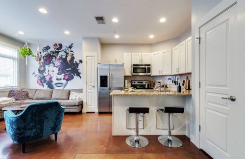 West End Condo | Dreamscape Nashville: Walk to Vanderbilt with Private 2-Car Garage