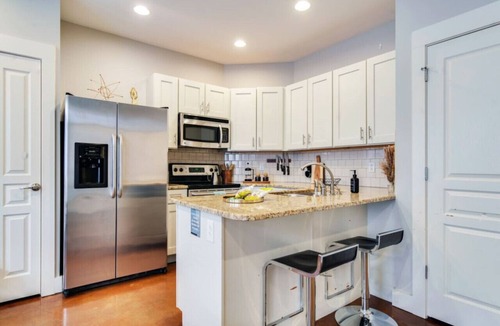 West End Condo | Dreamscape Nashville: Walk to Vanderbilt with Private 2-Car Garage