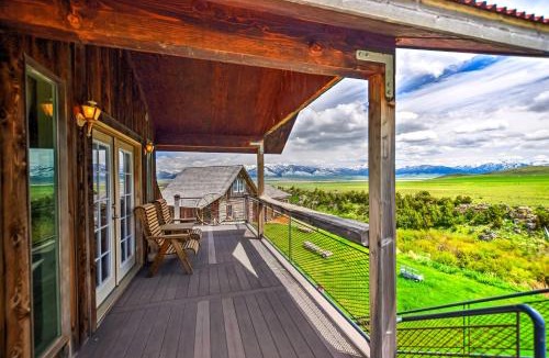 Shining Mountains Apartment | Dreamswest Ennis Studio with Deck and Stunning Views