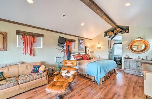 Shining Mountains Apartment | Dreamswest Ennis Studio with Deck and Stunning Views
