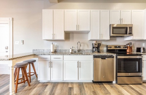 Jefferson Manor Apartment | Dreamy Alexandria West 2BR w/W/D, nr Restaurants, by Blueground