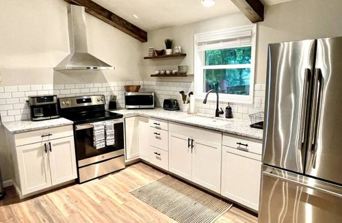 Cadiz Cottage | Dreamy Cottage Getaway w/Sunset Lakeview