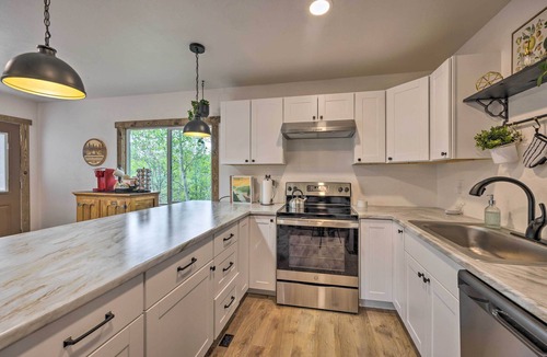 Rainbow Valley Cabin | Dreamy Divide Cabin w/ Deck & Forest View!