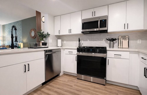 Crystal City Condo | Dreamy Extended Stay Amazon King Bed 1BR Garage, Pool,Balcony Gym Near DC, DCA
