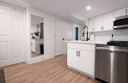 Crystal City Condo | Dreamy Extended Stay Amazon King Bed 1BR Garage, Pool,Balcony Gym Near DC, DCA