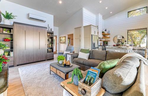 Roseburg House | Dreamy Hilltop View: Roseburg Retreat w/Hot Tub!