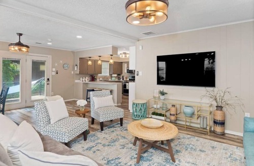 Leisure Land House | Dreamy Lake Cottage, Beach, Dock, Deep Water, Boat Ramp