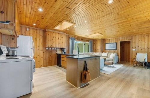 Wollaston Cottage | Dreamy Lakefront Cottage