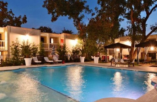 Brentwood Apartment | Dreamy Outdoor Space New Design in Renovated Apt