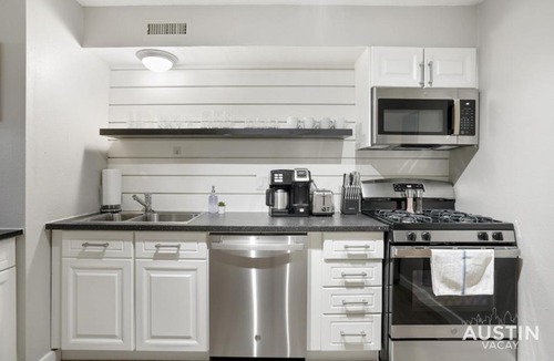 Brentwood Apartment | Dreamy Outdoor Space New Design in Renovated Apt