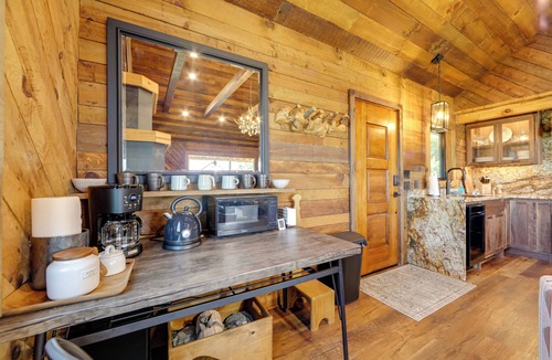 Penrose Cabin | Dreamy Penrose Cabin w/Panoramic Mountain Views