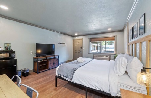 Lakeside Park Bed & Breakfast | Dreamy Queen Bed Getaway on Stateline - Blue Jay Lodge