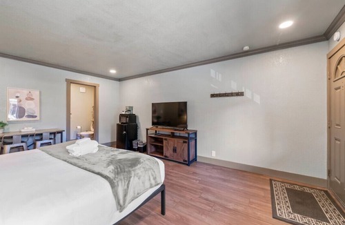 Lakeside Park Bed & Breakfast | Dreamy Queen Bed Getaway on Stateline - Blue Jay Lodge