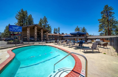 Lakeside Park Bed & Breakfast | Dreamy Queen Bed Getaway on Stateline - Blue Jay Lodge