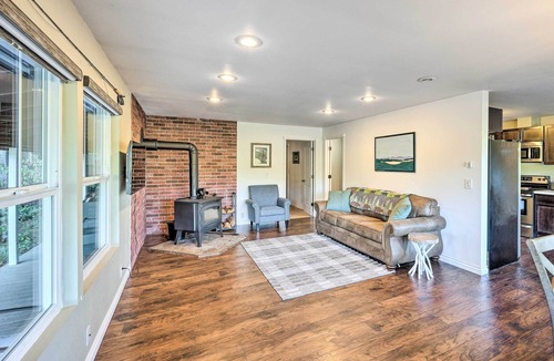 Concrete Cabin | Dreamy Riverside Cabin with Fireplace & Grill