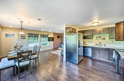 Concrete Cabin | Dreamy Riverside Cabin with Fireplace & Grill