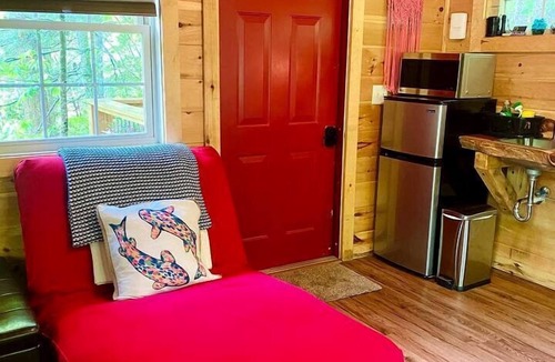 Copperhill RV Rental | Dreamy Tree House Getaway for a Romantic Retreat