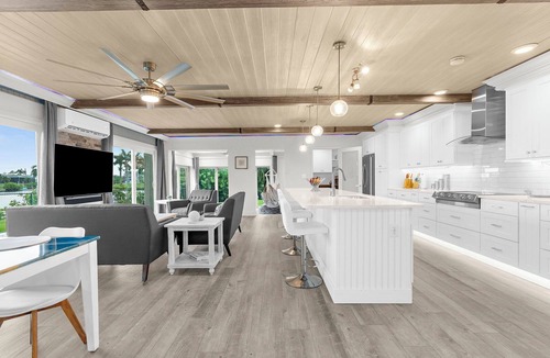 Edgewater House | Dreamy Waterfront Home W/King Bed