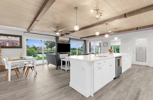 Edgewater House | Dreamy Waterfront Home W/King Bed