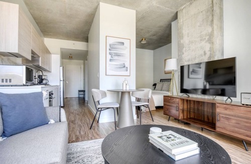 West Loop Gate Apartment | Dreamy West Loop Studio w/Deck, Pool & Gym, 3 blocks to L, by Blueground