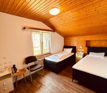 Heiden House | Dreibettzimmer mit eigenem Bad und Seeblick