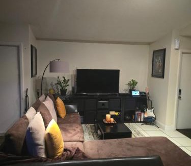 North Lauderdale House | Drew's Getaway with shared common space