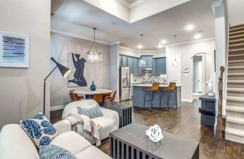 Legacy Park House | Driem House Luxurious Home in Legacy - Long Term