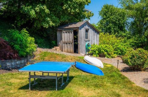 Geneva House | Drift Away Hot Tub Kayaks Lakefront & Games