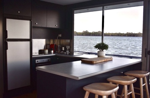 Main Beach Boat Rental | Drift Flotel - Luxury Houseboat Experience