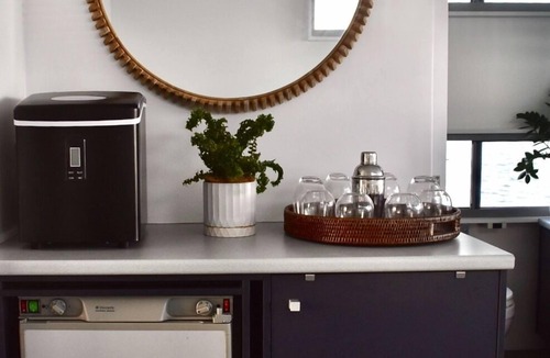 Main Beach Boat Rental | Drift Flotel - Luxury Houseboat Experience