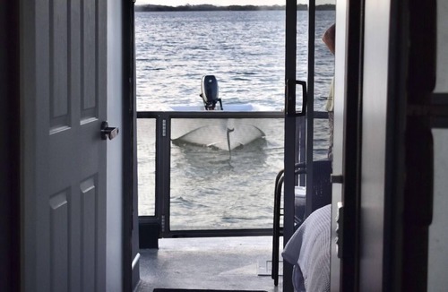 Main Beach Boat Rental | Drift Flotel - Luxury Houseboat Experience