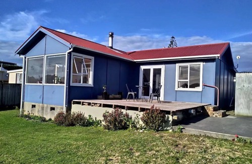 Koitiata House | Drift Inn Romantic seafront entire beach house.