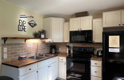 Branson Cabin | Driftwater Resort Cabin #5 with Lake Taneycomo Access & Pool!