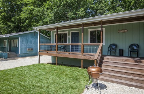 Branson Cabin | Driftwater Resort Cabin #5 with Lake Taneycomo Access & Pool!