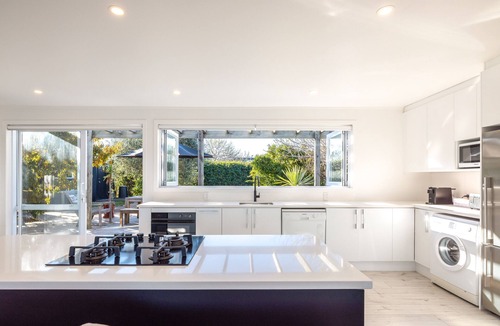 Blackpool Villa | Driftwood Beach House with Spa Pool