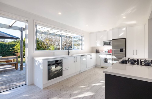 Blackpool Villa | Driftwood Beach House with Spa Pool