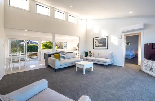 Blackpool Villa | Driftwood Beach House with Spa Pool - Absolute Beachfront!