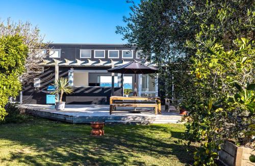Blackpool Villa | Driftwood Beach House with Spa Pool - Absolute Beachfront!