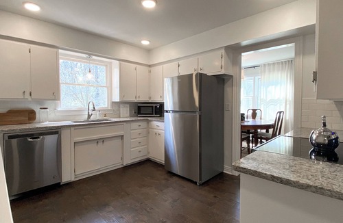 Fayetteville House | Driftwood Cottage - Hot Tub, Theater, Nespresso Bar, Firepit
