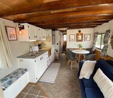 Sabula Boat Rental | Driftwood Cozy Houseboat on the Water for 2