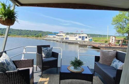 Sabula Boat Rental | Driftwood Cozy Houseboat on the Water for 2