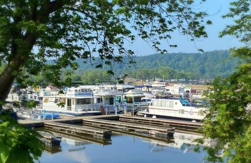 Sabula Boat Rental | Driftwood Cozy Houseboat on the Water for 2