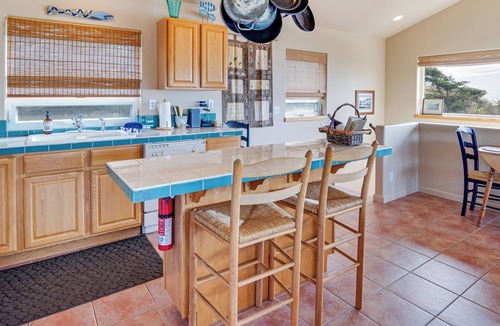 Waldport House | Driftwood Loft - Seal Rock