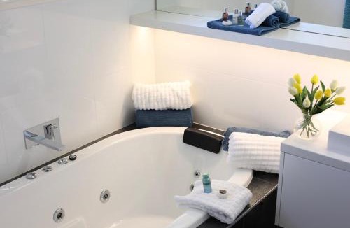 Cowes House | Driftwood - Luxury Spa Cottage for Two