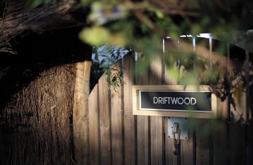 Cowes Cottage | Driftwood - Spa Cottage for Two