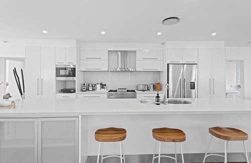 Soldiers Point House | Driftwood - Waterfront Cottage