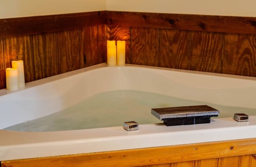 Montebello Cabin | Dripping Rock-1 King BR, Jacuzzi, Kitchenette